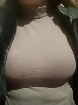 YiyinLy online show from December 14, 2025, 12:10 pm