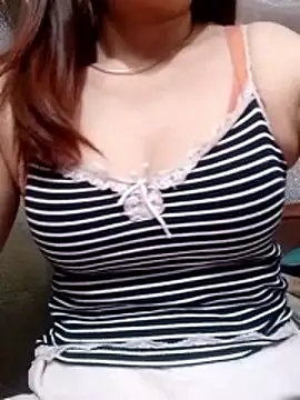 YiyinLy online show from June 6, 2026, 1:11 am