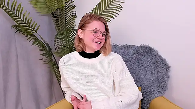 Snapshot of LillieLejune chatting on October 16, 2025, 2:07 pm LillieLejune online show from October 16, 2025, 2:07 pm