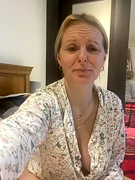 madamlillyrose online show from December 4, 2025, 10:24 am