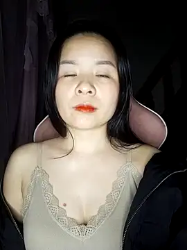 Snapshot of Listen-ly chatting on November 4, 2025, 3:44 pm Listen-ly online show from November 4, 2025, 3:44 pm