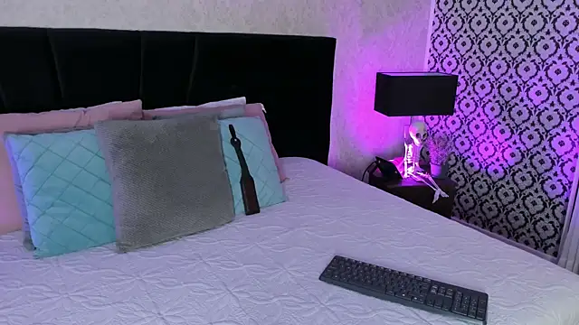 mariianna lopez  online show from November 25, 2025, 4:40 pm