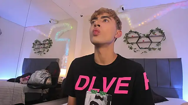 JustinCastiblanco online show from December 1, 2025, 11:26 am