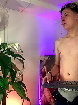 SsexCouplee online show from November 11, 2025, 11:43 am