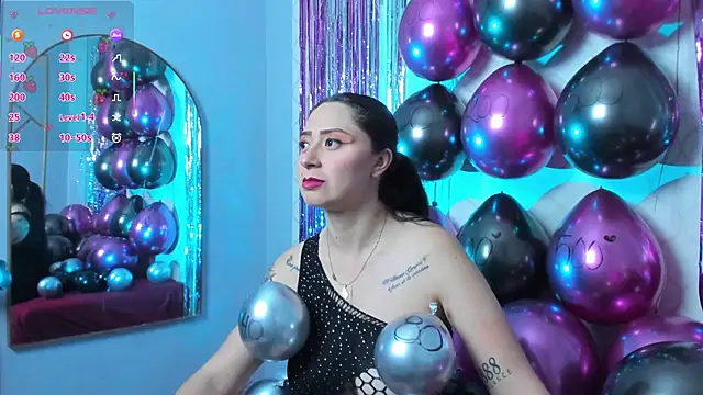 JuliethCruz  online show from February 14, 2026, 8:55 am