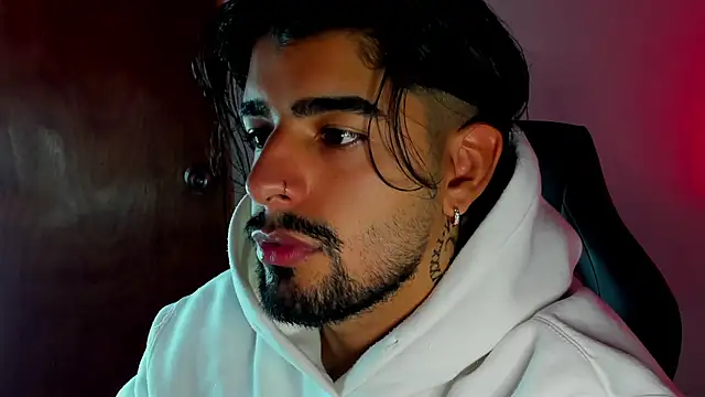 maximo black  online show from October 31, 2025, 3:35 pm