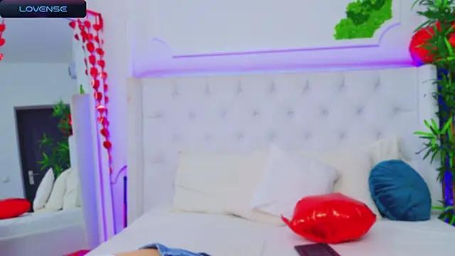 Snapshot of AriannaSins chatting on February 18, 2025, 1:33 pm AriannaSins online show from February 18, 2025, 1:33 pm