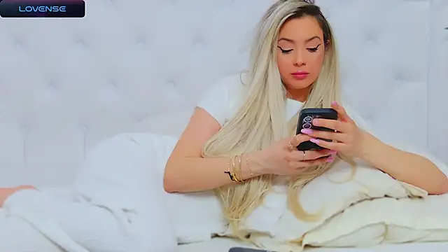 Snapshot of AriannaSins chatting on February 24, 2025, 4:15 pm AriannaSins online show from February 24, 2025, 4:15 pm