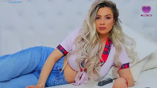 Snapshot of AriannaSins chatting on March 5, 2025, 4:13 pm AriannaSins online show from March 5, 2025, 4:13 pm