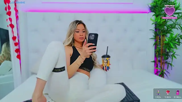 Snapshot of AriannaSins chatting on March 6, 2025, 4:38 pm AriannaSins online show from March 6, 2025, 4:38 pm