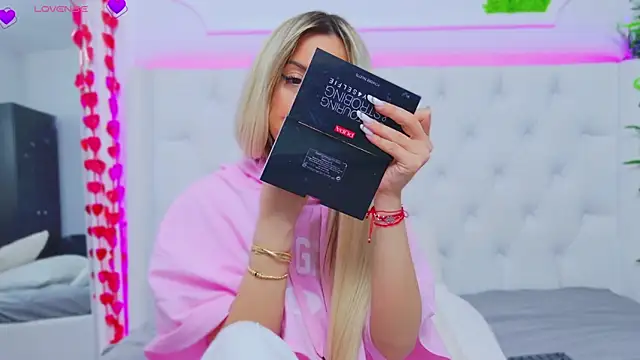 Snapshot of AriannaSins chatting on March 11, 2025, 4:29 pm AriannaSins online show from March 11, 2025, 4:29 pm