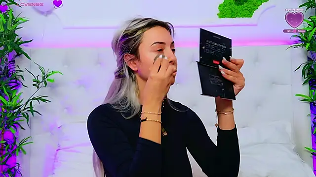 Snapshot of AriannaSins chatting on October 7, 2025, 2:47 pm AriannaSins online show from October 7, 2025, 2:47 pm