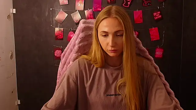 Emma Moonlightt online show from October 20, 2025, 3:01 pm