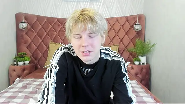 Snapshot of KevinMilky chatting on October 24, 2025, 2:57 pm KevinMilky online show from October 24, 2025, 2:57 pm