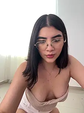 Julietalcl online show from November 17, 2025, 9:09 pm