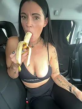 Snapshot of DarkestDreamxox chatting on October 28, 2025, 1:36 pm DarkestDreamxox online show from October 28, 2025, 1:36 pm