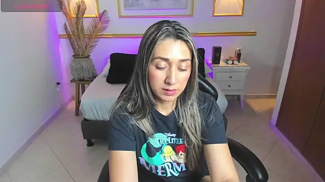 karlyy  online show from December 19, 2025, 7:10 pm