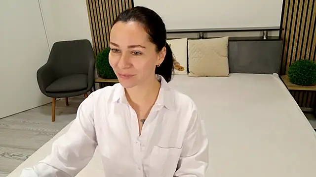 DitaNoir online show from November 2, 2025, 9:00 am