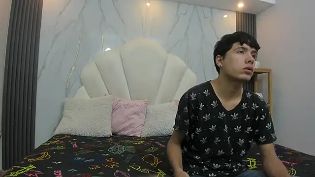 hoot booys  online show from November 28, 2025, 7:49 pm