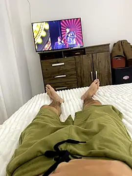 leozin01 online show from November 6, 2025, 12:00 am