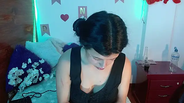 petite coral online show from December 1, 2025, 4:34 pm