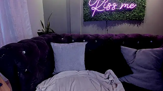 lovenatasha  online show from December 3, 2025, 7:56 pm