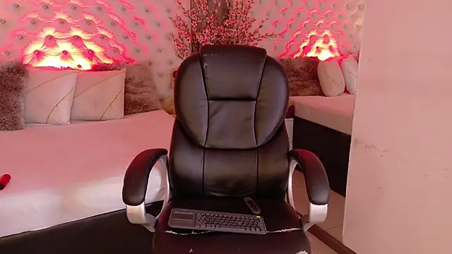 KathiaLuxe online show from December 5, 2025, 2:47 pm