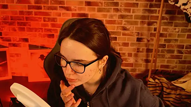 May Bloom online show from March 1, 2026, 10:06 am