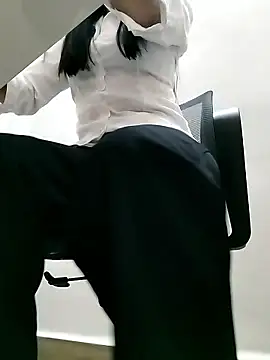 Snapshot of emi_jp chatting on November 1, 2025, 5:31 am emi jp online show from November 1, 2025, 5:31 am