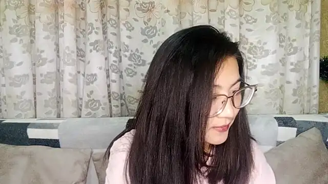 LinneaHyles online show from December 22, 2025, 3:42 pm