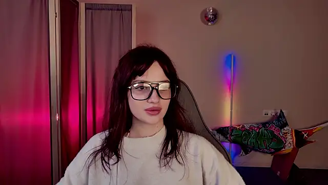 KiraVair online show from April 13, 2026, 3:39 pm