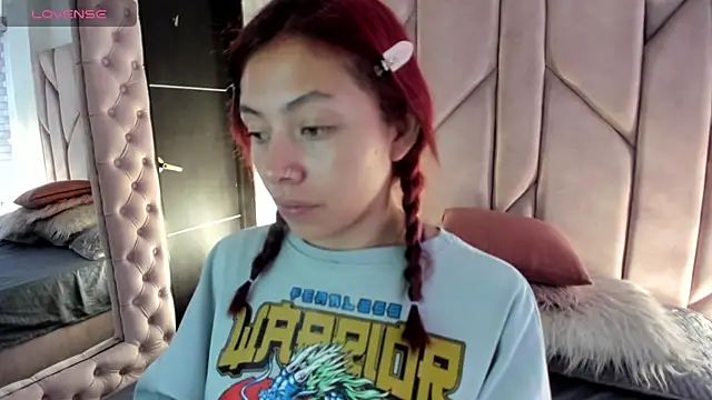 melanie roux   online show from November 17, 2025, 12:33 pm