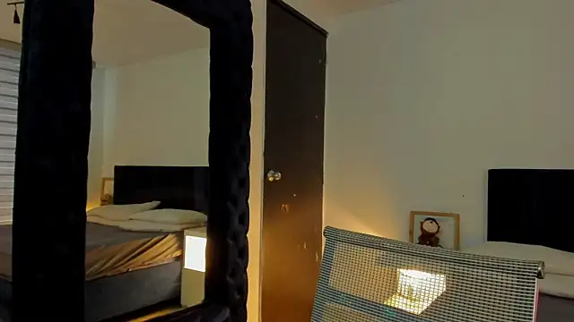 melanie roux   online show from April 15, 2026, 12:23 pm