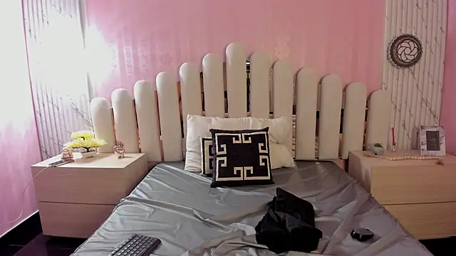 Isabella Marsh online show from November 4, 2025, 12:04 pm