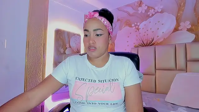 Snapshot of NahomiWalker_ chatting on December 5, 2025, 7:32 pm NahomiWalker online show from December 5, 2025, 7:32 pm