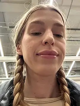 kira mia online show from December 16, 2025, 3:39 pm