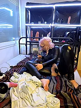 LunaXshade online show from January 11, 2026, 1:05 pm