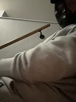 Kneetoe2025 online show from November 21, 2025, 8:46 am