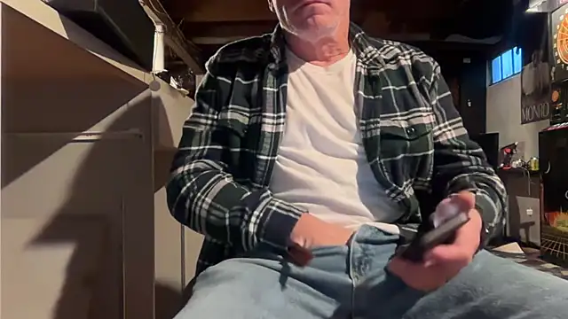 Kneetoe2025 online show from December 3, 2025, 10:08 pm