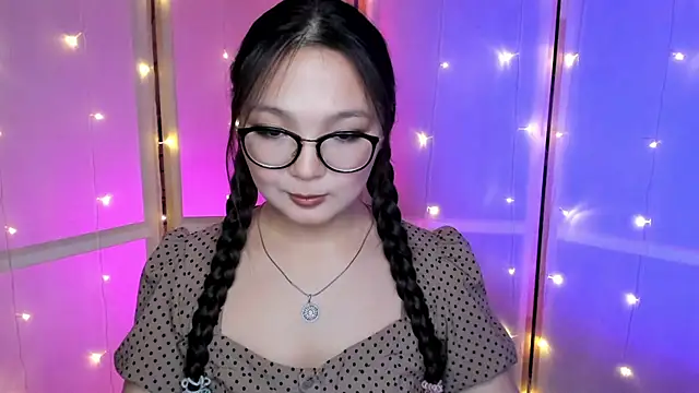 Nikki-awesome online show from November 4, 2025, 4:28 pm