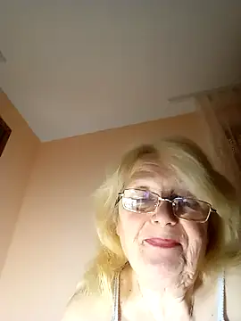 AmyLove353 online show from November 13, 2025, 9:25 pm