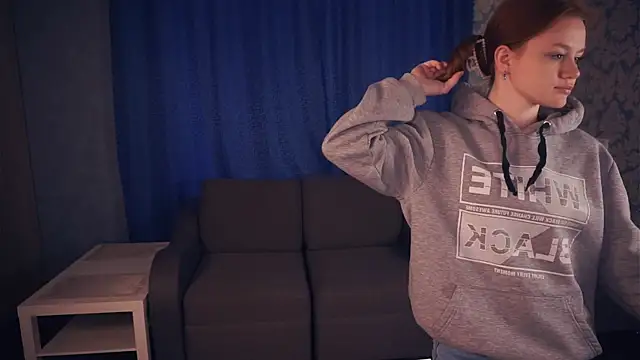 KarlynGow online show from November 19, 2025, 6:46 am