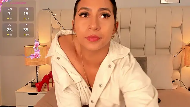 ameliebelle  online show from November 17, 2025, 2:01 pm