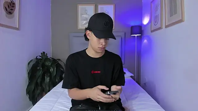 ApoloRicci online show from October 30, 2025, 8:09 pm