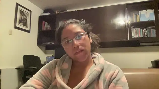 Snapshot of Kmiii21 chatting on November 5, 2025, 1:27 am Kmiii21 online show from November 5, 2025, 1:27 am