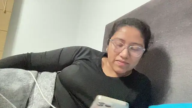 Snapshot of Kmiii21 chatting on December 14, 2025, 6:19 am Kmiii21 online show from December 14, 2025, 6:19 am