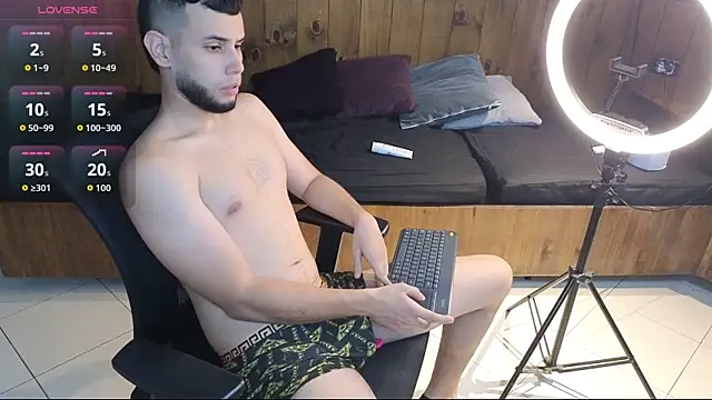 Maxcole 07 online show from December 5, 2025, 7:32 pm