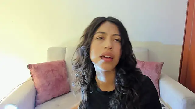 Snapshot of emily_jonessxx chatting on October 28, 2025, 7:05 pm emily jonessxx online show from October 28, 2025, 7:05 pm