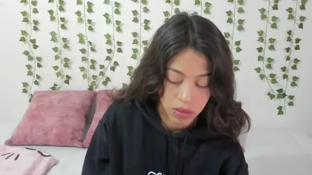 Snapshot of emily_jonessxx chatting on February 3, 2026, 4:12 pm emily jonessxx online show from February 3, 2026, 4:12 pm