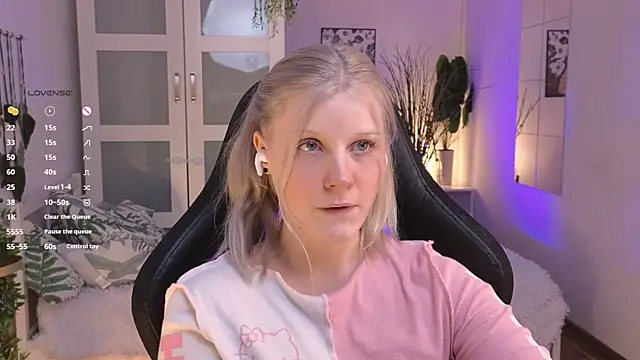 ShineJoan online show from November 22, 2025, 9:14 pm